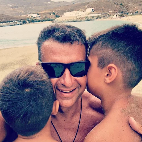 Φαίη Σκορδά - Γιώργος Λιάγκας | Κοινές διακοπές στην Τήνο μαζί με τους γιους τους
