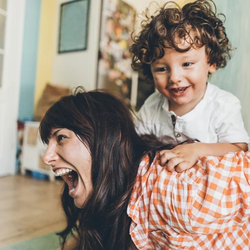 Πώς να διατηρήσεις τη σχέση σου με τις φίλες σου όταν αποκτούν παιδί
