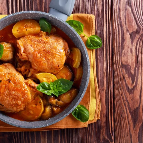 Συνταγή για κοτόπουλο κοκκινιστό με κολοκυθάκια