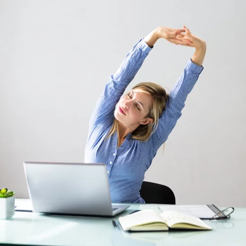 4 ασκήσεις stretching που ανακουφίζουν τον πόνο της ορθοστασίας