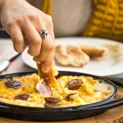 Η πιο γευστική ομελέτα με λουκάνικα και ντομάτα