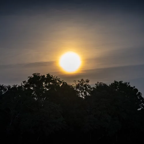 Το αυγουστιάτικο φεγγάρι, οι οπτικές απάτες και οι μύθοι της Σελήνης