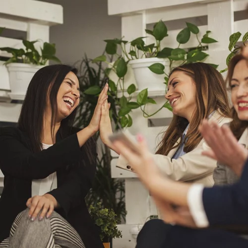 Πώς οι φίλοι στη δουλειά επηρεάζουν την απόδοσή σου στο γραφείο