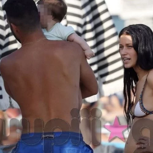 Γιώργος Τζαβέλλας & Αθηνά Πικράκη | Οι πρώτες διακοπές με τον γιο τους! Πού τους εντόπισε ο φωτογραφικός φακός;