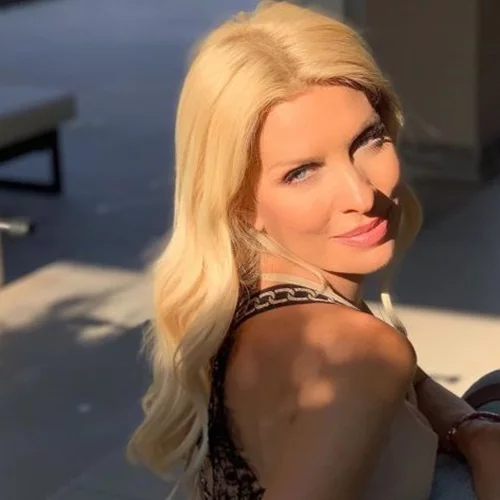 Ελένη Μενεγάκη | Από την Άνδρο στη Μύκονο! Η σπάνια εμφάνιση στο Νησί των Ανέμων