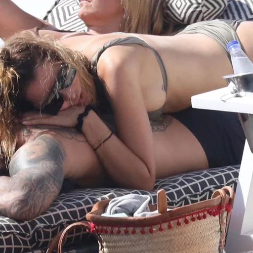 Μαρία Καλάβρια - Δημήτρης Αλεξάνδρου | Οι τρυφερές στιγμές του ζευγαριού σε παραλία της Μυκόνου!