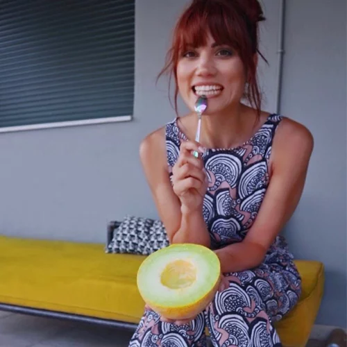 Μαίρη Συνατσάκη | Ποζάρει με την δίδυμη αδερφή της φορώντας (σχεδόν) το ίδιο ρούχο