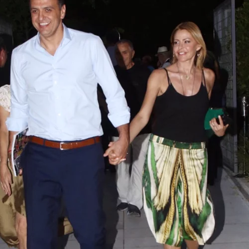 Τζένη Μπαλατσινού - Βασίλης Κικίλιας | Η τρυφερή τους φωτογραφία στην παραλία