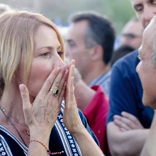 Τζένη Μπαλατσινού | Συνόδευσε τον Βασίλη Κικίλια στην τελευταία προεκλογική ομιλία του Κυριάκου Μητσοτάκη στο Θησείο!