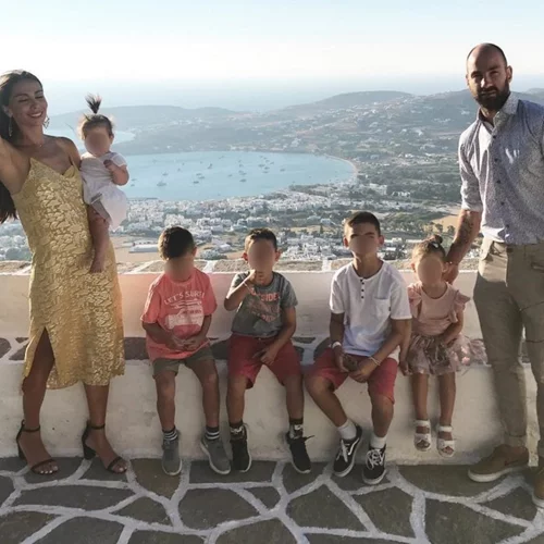 Οικογένεια Σπανούλη | Ο χριστουγεννιάτικος στολισμός στο σπίτι τους και οι φωτογραφίες λίγο πριν υποδεχθούν το νέο μέλος