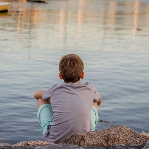 Τα παιδιά κατέχουν από τη φύση τους μια μοναδική, μαγική τέχνη: την τέχνη του χαζέματος