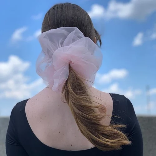 Αυτά τα scrunchies είναι η νέα μας εμμονή στο Instagram