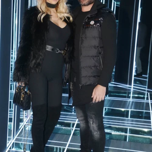 Ποια διάσημη Ελληνίδα ανεβαίνει τα σκαλιά της εκκλησίας στην Μύκονο