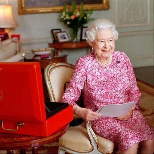 Βασίλισσα Ελισάβετ | Τι είναι αυτό το μυστήριο κόκκινο κουτί που έχει;