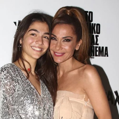 Η Μελίνα Νικολαΐδη ανακύκλωσε και δεύτερο ρούχο της μαμάς της | Δες την 15χρονη με το φόρεμα του 2000!