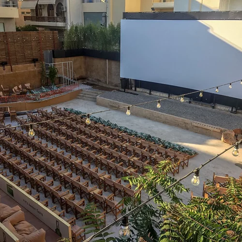 Αυτό είναι το θερινό σινεμά με την μεγαλύτερη πανοραμική οθόνη και εκεί μπορείς να απολαύσεις την ταινία του καλοκαιριού