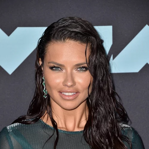 Τι έπαθαν όλες με τα «βρεγμένα» μαλλιά ή αλλιώς wet look;