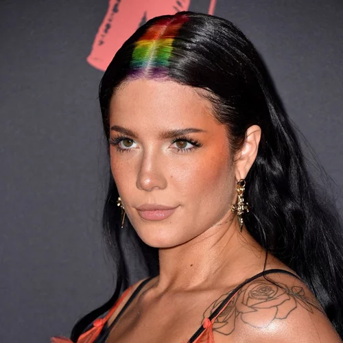 Η Halsey γιόρτασε τα γενέθλιά της με ένα αυτοβιογραφικό βίντεο για το τραγούδι «929»