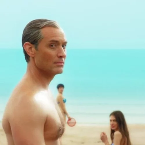 O Jude Law με speedo στο τρέιλερ του “The New Pope”