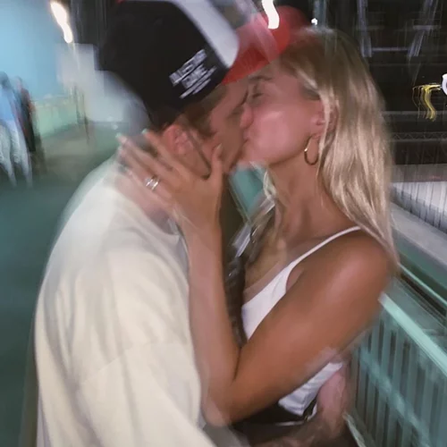 Hailey Bieber | Μελαχρινή η γυναίκα του Justin Bieber