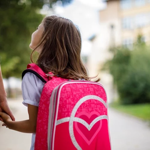 Το ήξερες ότι με την αγορά ενός laptop, θα πάρεις δώρο σχολική τσάντα; Κι όμως μπορείς!