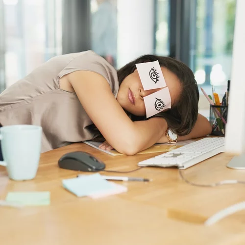 Οι αναπάντεχες τροφές που σε νυστάζουν στο γραφείο