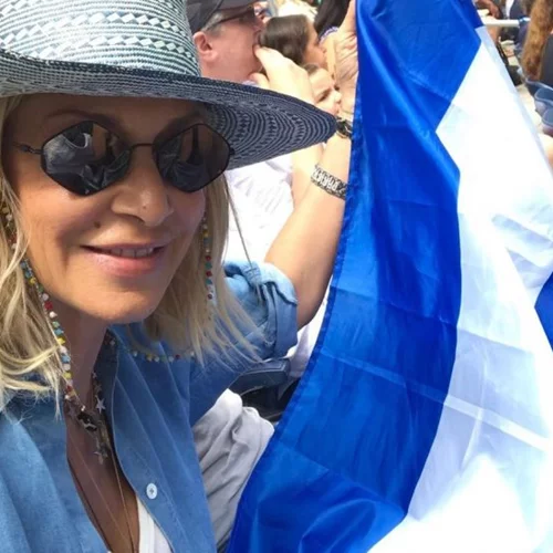 Άννα Βίσση | Δέχθηκε παρατήρηση επειδή κρατούσε την ελληνική σημαία σε αγώνα του Στέφανου Τσιτσιπά