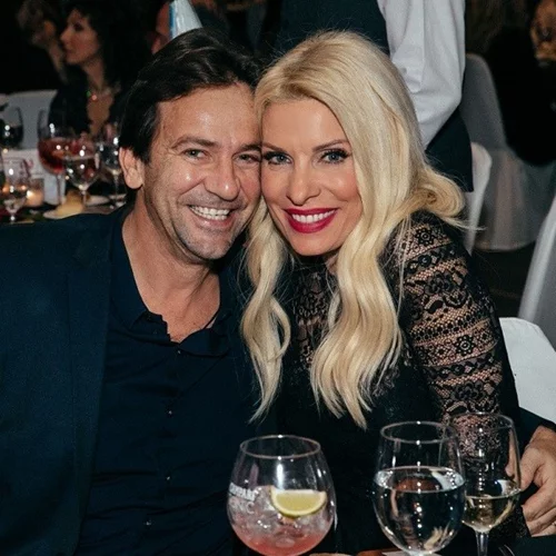 Ελένη Μενεγάκη - Μάκης Παντζόπουλος | Στο αεροδρόμιο λίγο πριν τις χριστουγεννιάτικες διακοπές