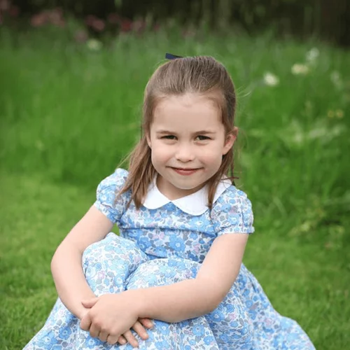 Η πριγκίπισσα Charlotte «βγάζει γλώσσα» στους φωτογράφους και γίνεται viral