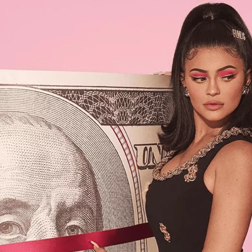 H Kylie Jenner φόρεσε ένα look που δεν θυμίζει σε τίποτα την οικογένεια Kardashian