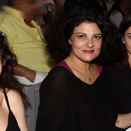 Τάνια Τρύπη | Θεατρική βραδιά με τις κούκλες κόρες της!