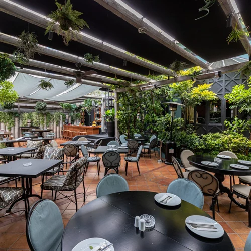 Το restaurant-bar «The Albion» θα γίνει ο απόλυτος προορισμός σου (και φέτος)!