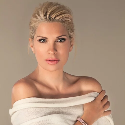 Η Ελένη Μενεγάκη πρωταγωνιστεί στη νέα καμπάνια του Pink Ribbon Bracelet