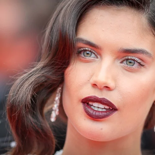 Ο Οκτώβριος είναι για σκούρα κραγιόν | Δες εδώ ποιο είναι το ιδανικό για εσένα