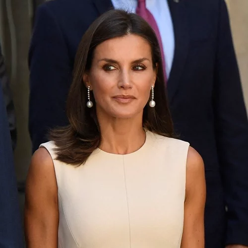 Η βασίλισσα Letizia φόρεσε ξανά την αγαπημένη της πλισέ φούστα