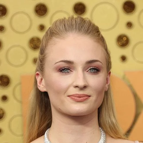 Η Sophie Turner 'δανείζει' τη φωνή της στην Πριγκίπισσα Charlotte