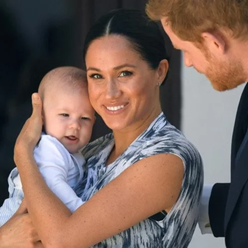 H Meghan Markle χορεύει αγκαλιά με τον Archie και αποκαλύπτει το παρατσούκλι του