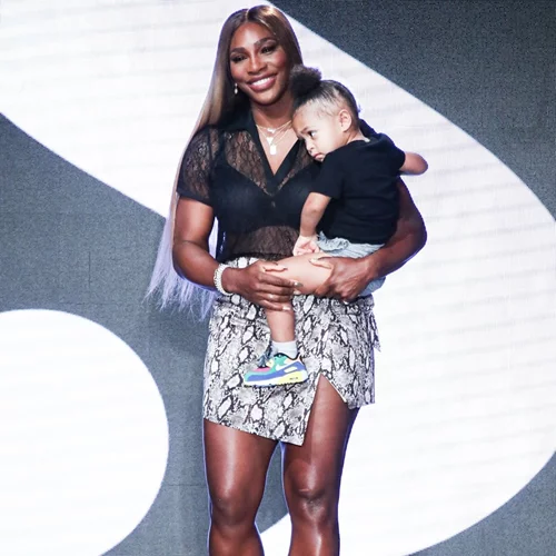 Η Serena Williams και η κόρη της Olympia με ίδιο look στο γήπεδο