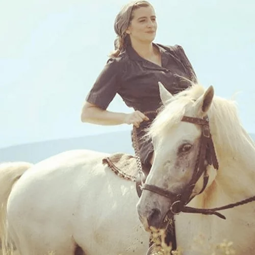 Ομορφιά και στιλ από άλλη εποχή | Η Μαρία Κίτσου από τις «Άγριες Μέλισσες» είναι απλά υπέροχη