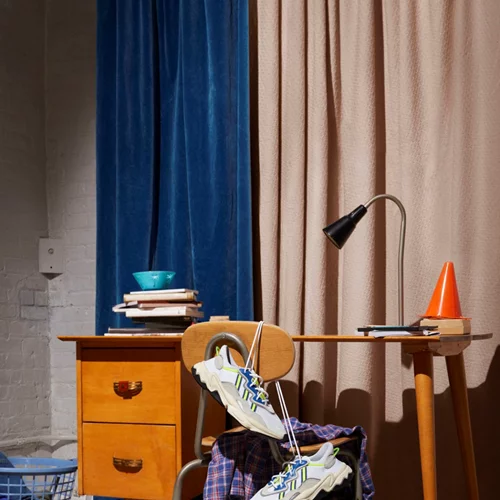 Τα πιο stylish sneakers της σεζόν και πώς θα τα φορέσεις με τα 1990s σύνολά σου