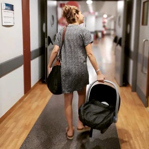 Φωτεινή Αθερίδου | Φωτογραφίζει τον πέντε ημερών γιο της