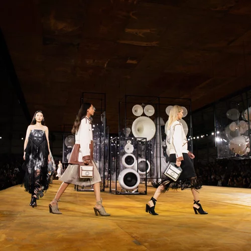 Ο Burberry δωρίζει αχρησιμοποίητα υφάσματα σε σπουδαστές μόδας που έχουν ανάγκη