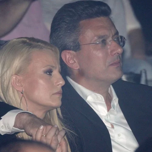 Νίκος Χατζηνικολάου | Φωτογραφίζει την κόρη και τη γυναίκα του με τον Στέφανο Τσιτσιπά