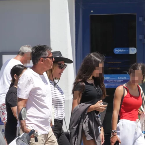 Τατιάνα Στεφανίδου - Νίκος Ευαγγελάτος | Χαλαρή βόλτα με την πανύψηλη κόρη τους, Λυδία (νέες pics)
