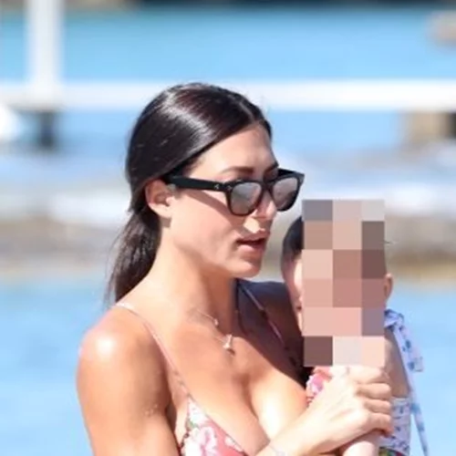 Η Φλορίντα Πετρουτσέλι για μπάνιο με την κόρη της | Το απίστευτο σώμα της με μαγιό