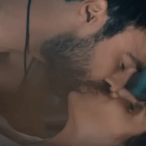 8 Λέξεις | Η καυτή ερωτική σκηνή του Αντρέα Γεωργίου στην πρεμιέρα της νέας του σειράς