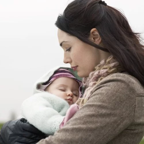 H σωματική επαφή μας με το μωρό, το ωφελεί ακόμα και 20 χρόνια αργότερα