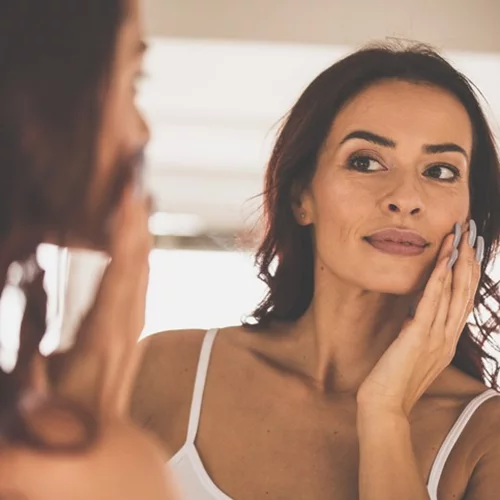 Foundation με νερό | Eσύ θα δοκίμαζες το νέο, πολύ δημοφιλές hack του TikTok;