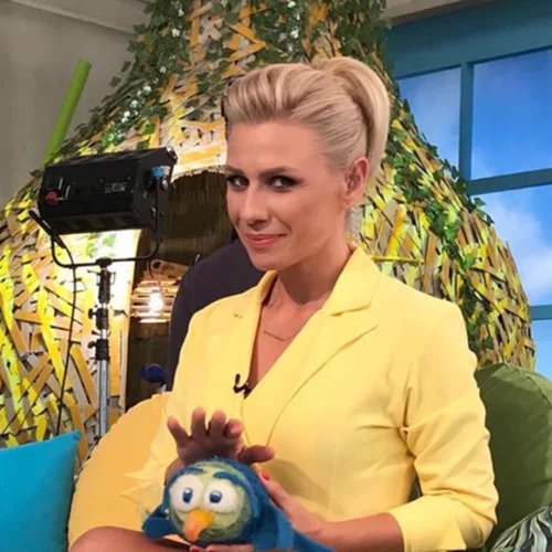 Πρεμιέρα για την Κατερίνα Καραβάτου | Τι φόρεσε;