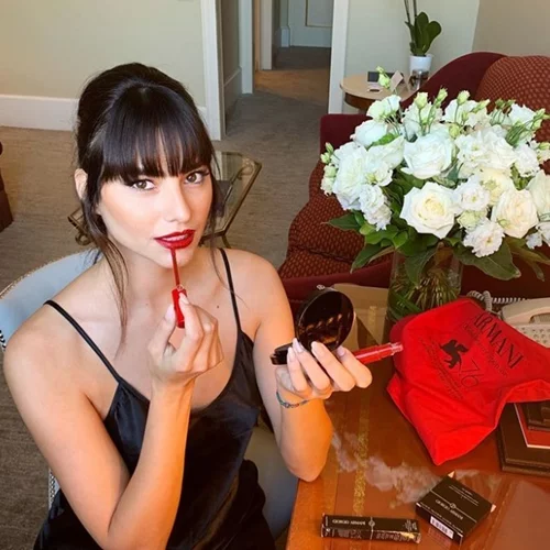 Πιο καλοντυμένη από ποτέ η Ηλιάνα Παπαγεωργίου στο κόκκινο χαλί του Φεστιβάλ Βενετίας